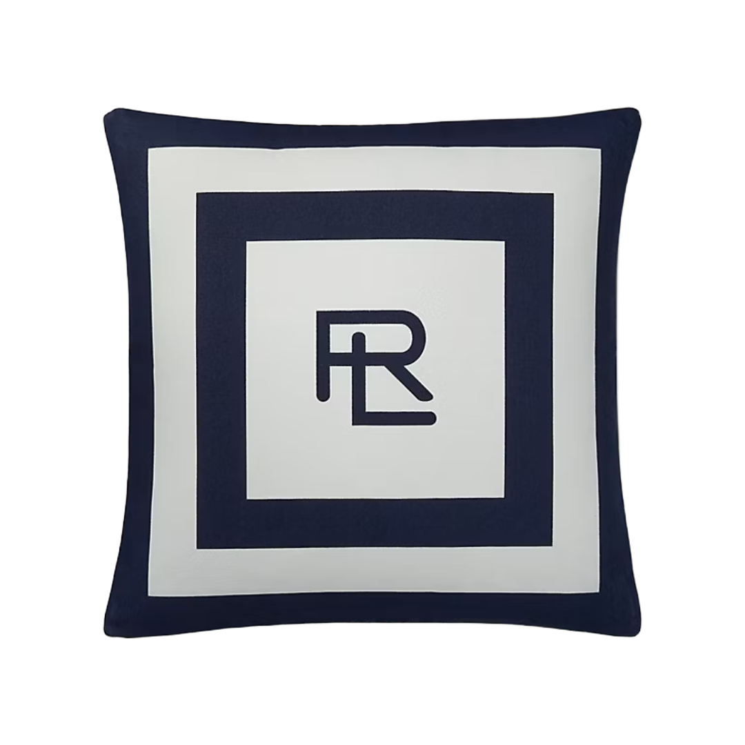 כרית נוי Holton נייבי ולבן מבית Ralph Lauren Home עם פסים קלאסיים ולוגו אייקוני