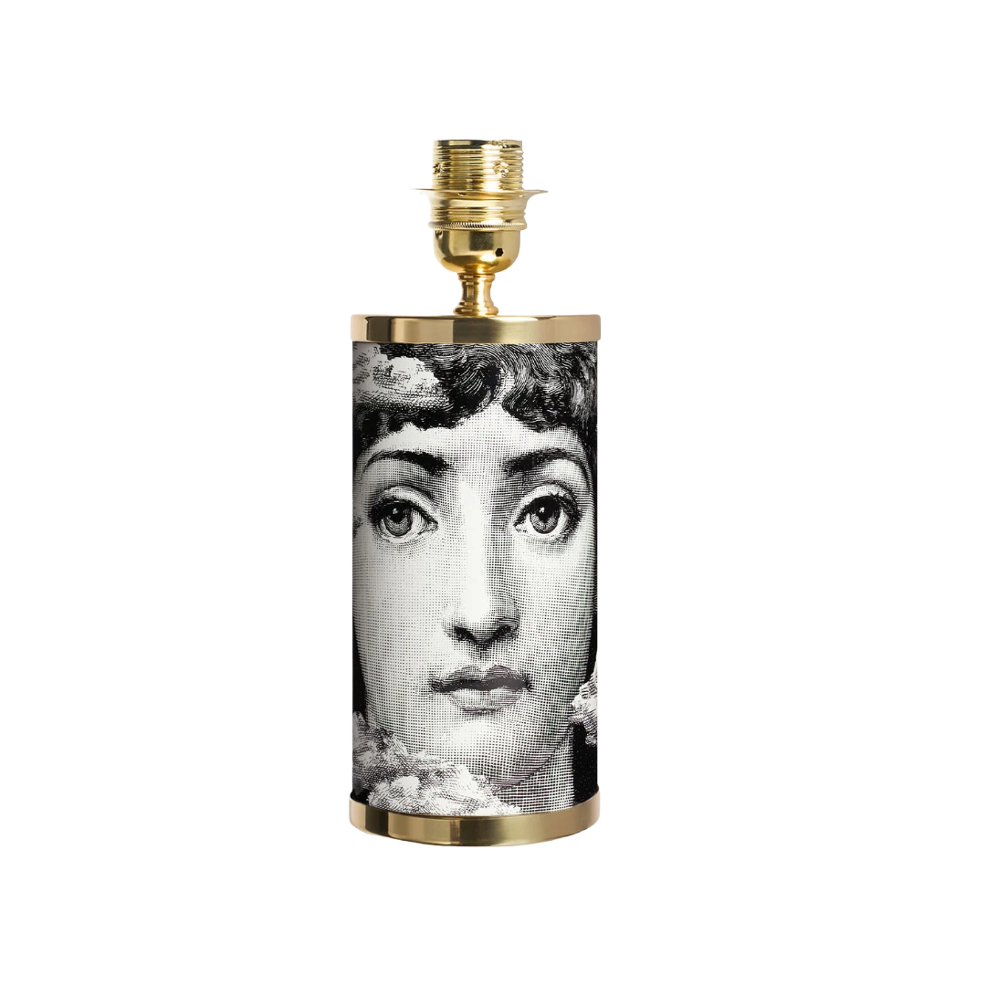בסיס מנורה Tra le Nuvole קטן מבית Fornasetti עם דמות נשית עטופה בעננים בעבודת יד